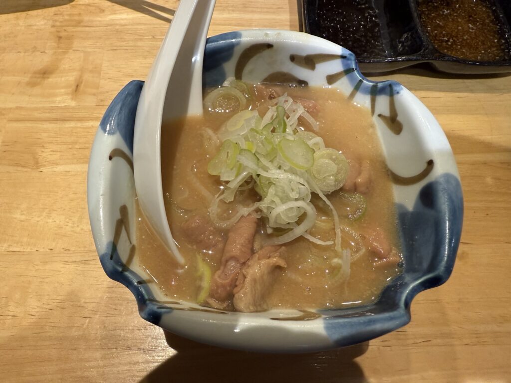 お通しのモツ煮